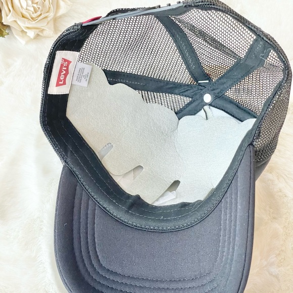 NWT LEVI’S SILVERTAB HAT BLACK with blue, pink & white Logo on front. Adjustable - Picture 5 of 5